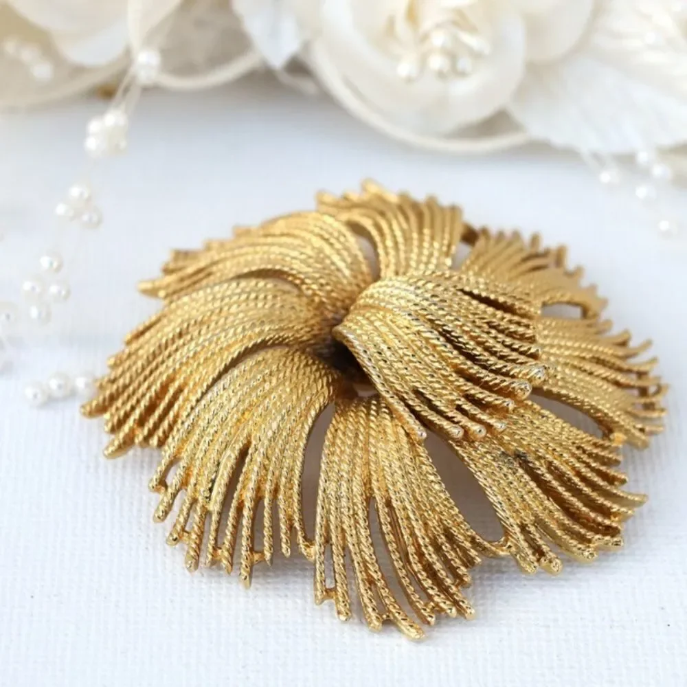 Vintage Monet Cordelia GoldTone Metal Flower Pin Brooch‎